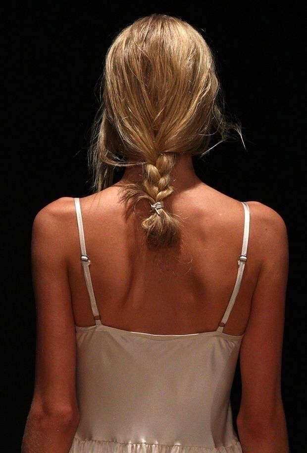 Trenza baja rubia estilo despeinado