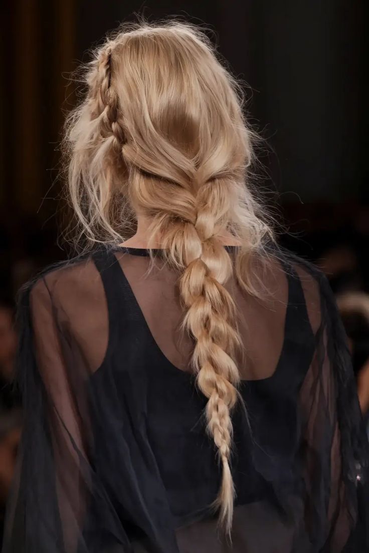 Trenza francesa desordenada sobre top negro