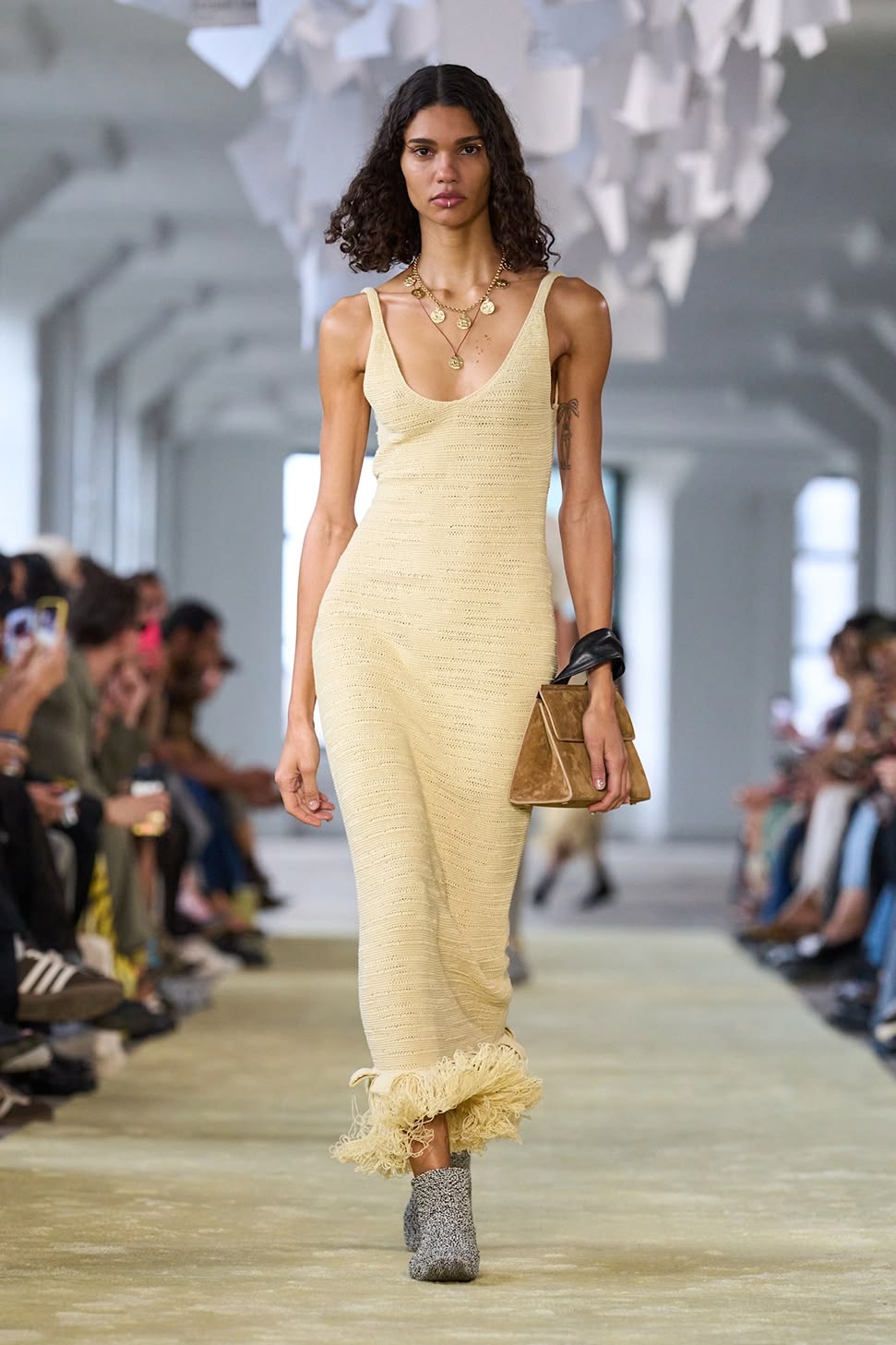 Vestido texturizado vainilla con flecos