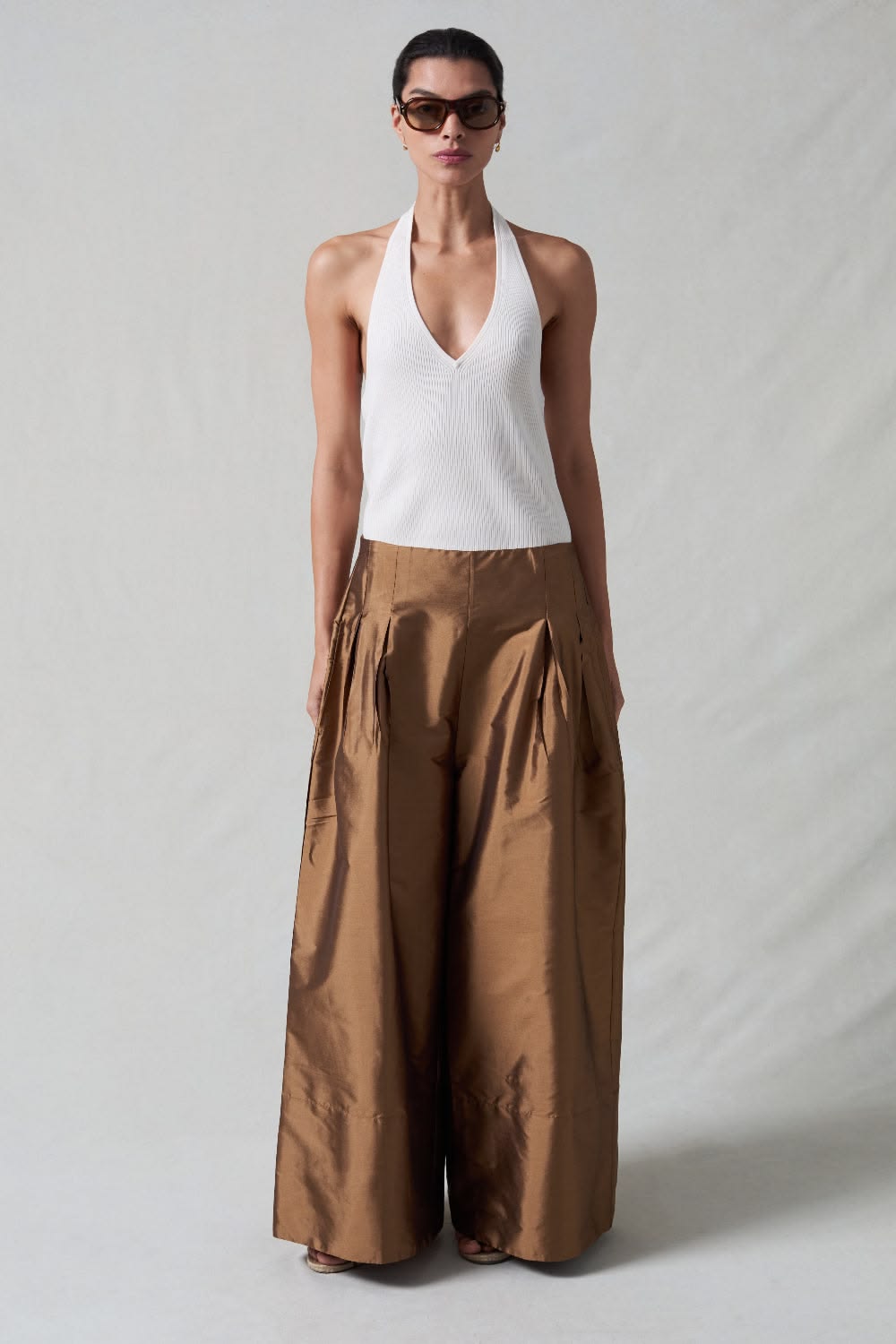 Los pantalones de tafetán son la alternativa chic al satén este verano