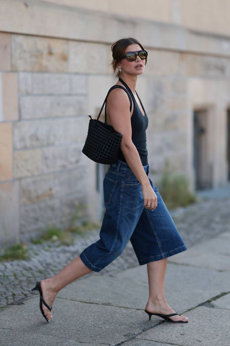 Look urbano con bermudas vaqueras y tacones negros