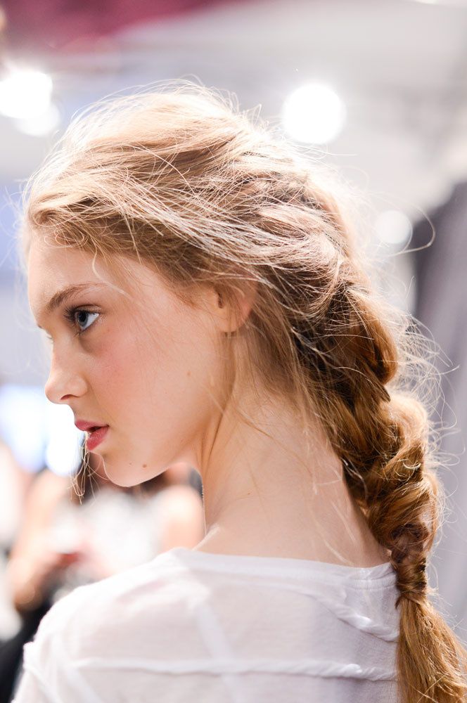 Trenza lateral rubia muy despeinada