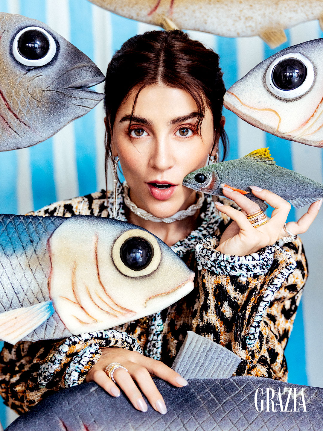 Cassandra Sanchez Navarro posando para Grazia con sardinas