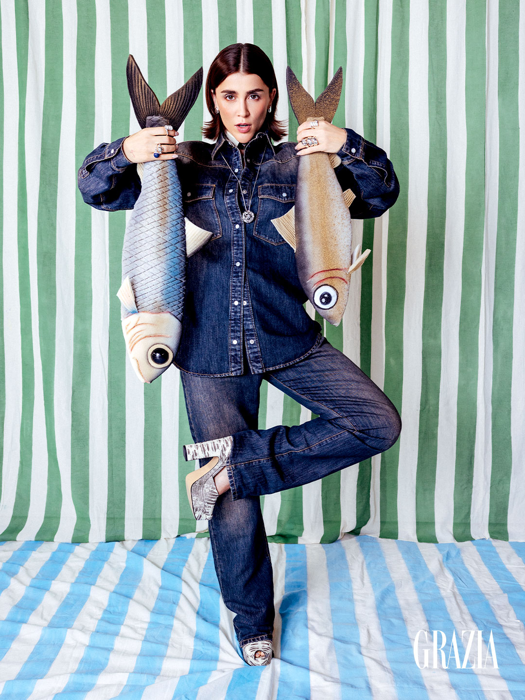 Cassandra Sanchez Navarro para Grazia sosteniendo dos sardinas de tela