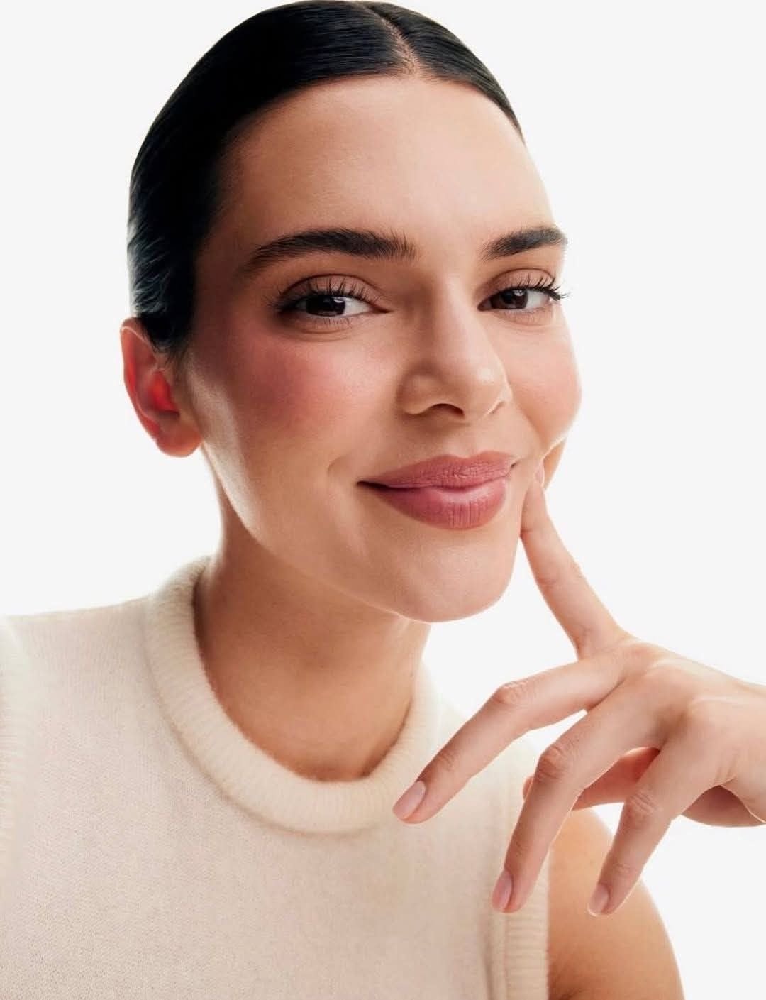Kendall Jenner revela el producto estrella en su rutina de gua sha