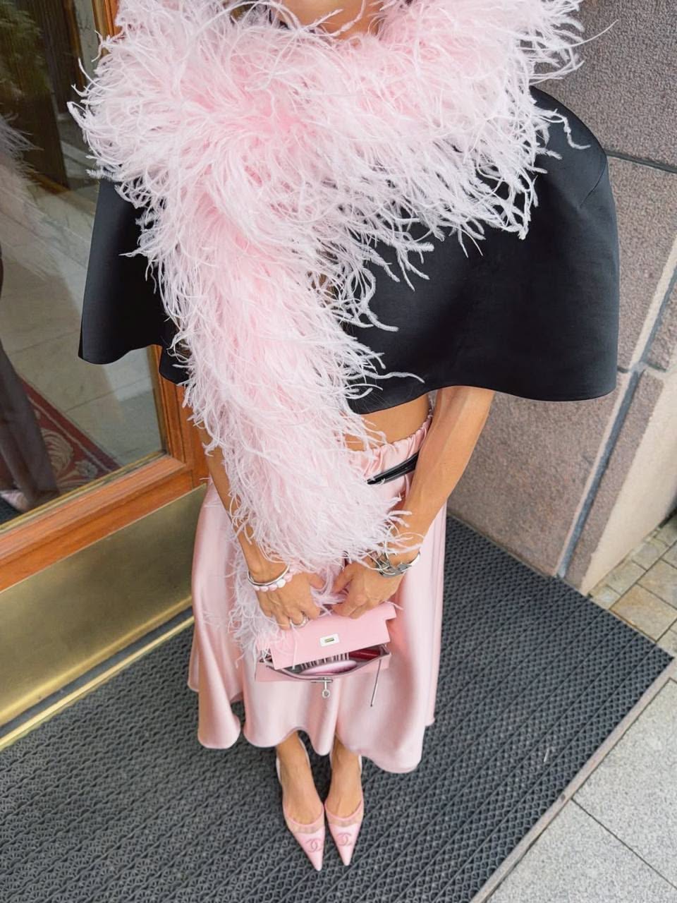 Las lentejuelas y plumas continúan protagonizando esta temporada, te decimos nuestros looks favoritos