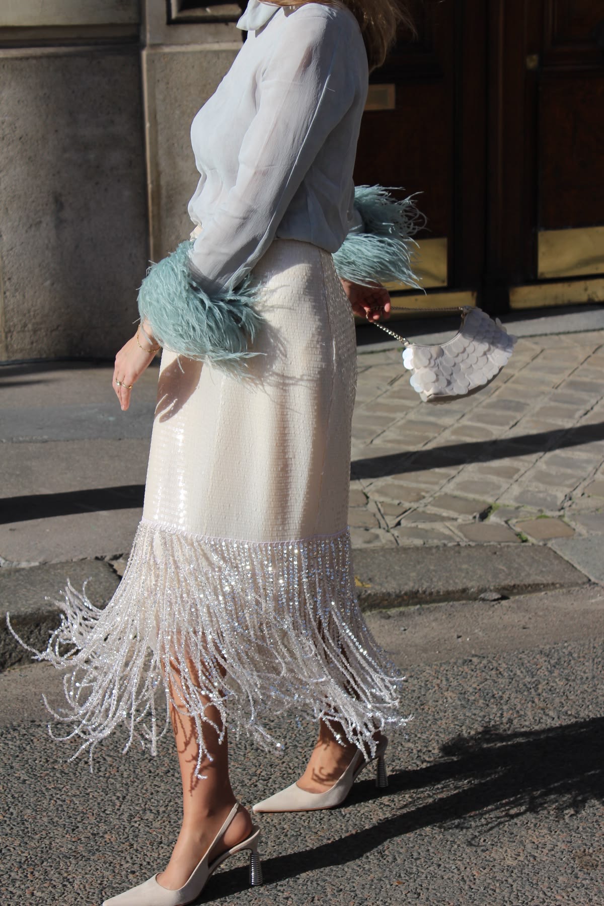 Las lentejuelas y plumas continúan protagonizando esta temporada, te decimos nuestros looks favoritos