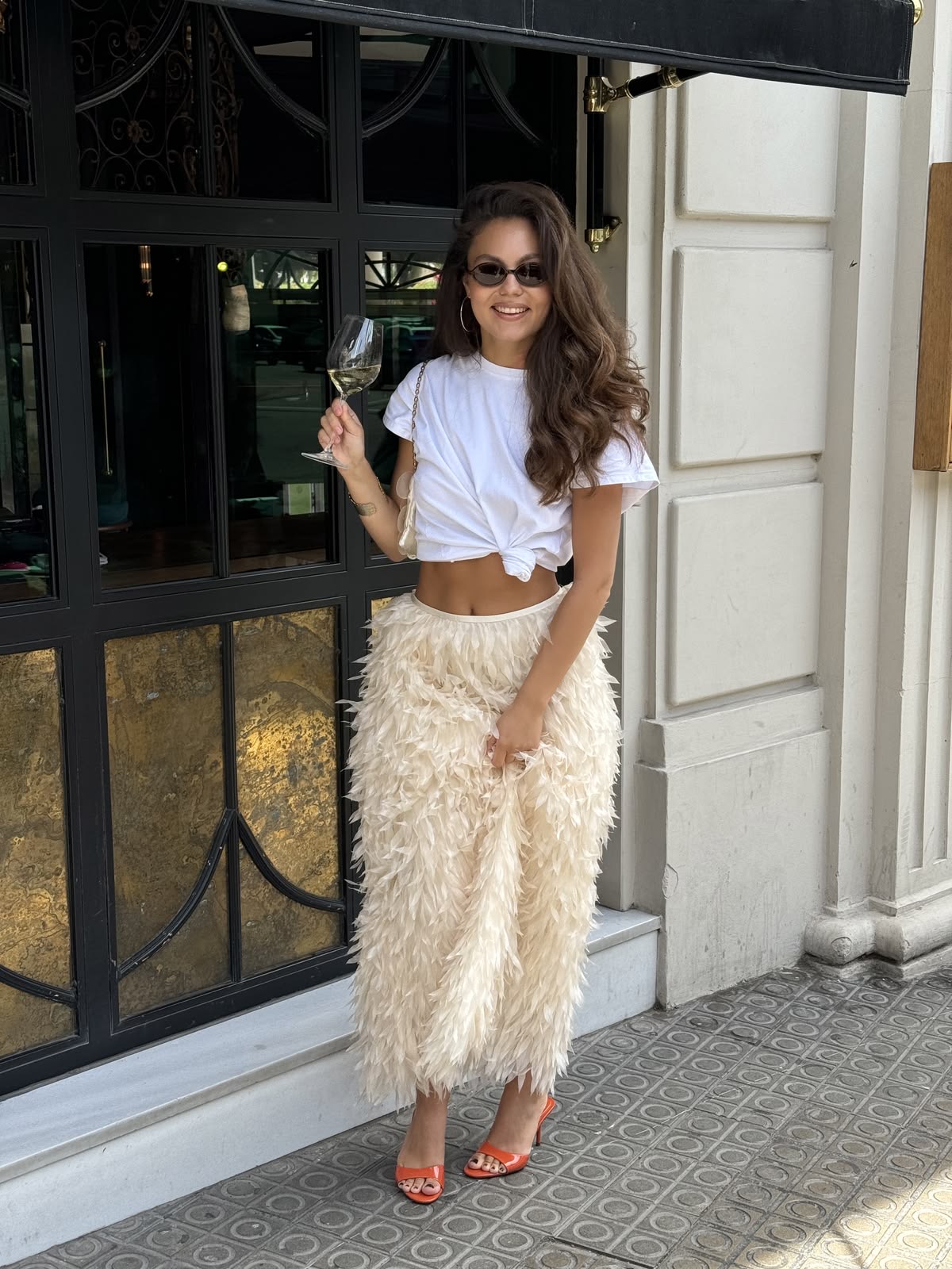 Las lentejuelas y plumas continúan protagonizando esta temporada, te decimos nuestros looks favoritos