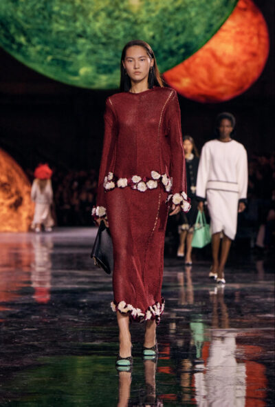 Cómo llevar los mules de Chanel más populares del momento