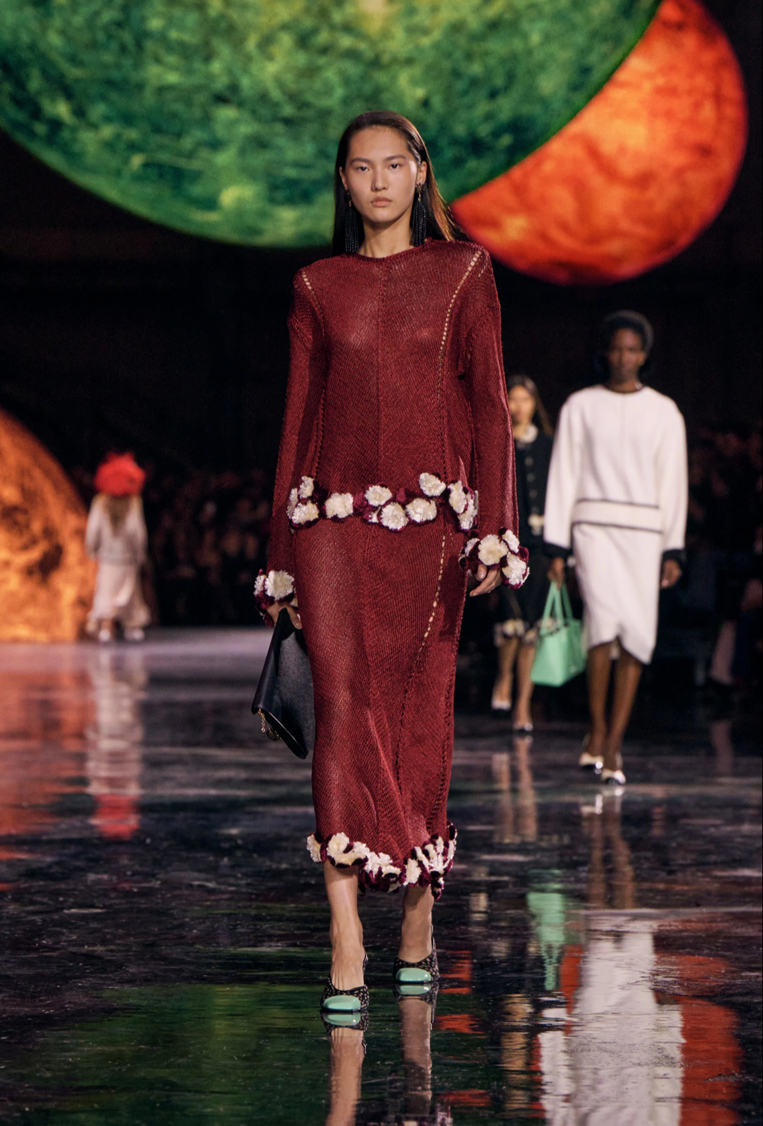 Cómo llevar los mules de Chanel más populares del momento