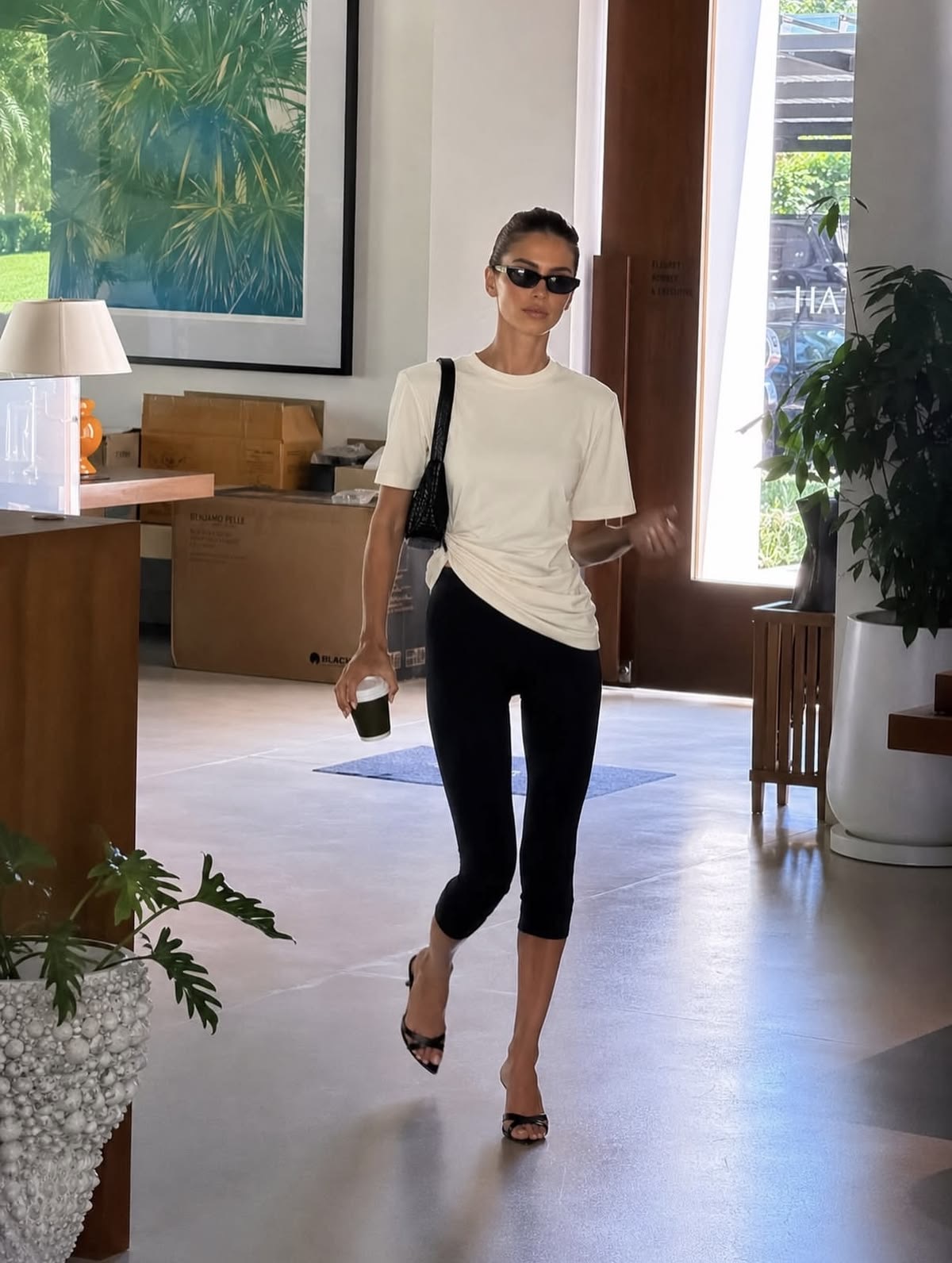 Cómo llevar una camiseta oversize y lograr un look equilibrado