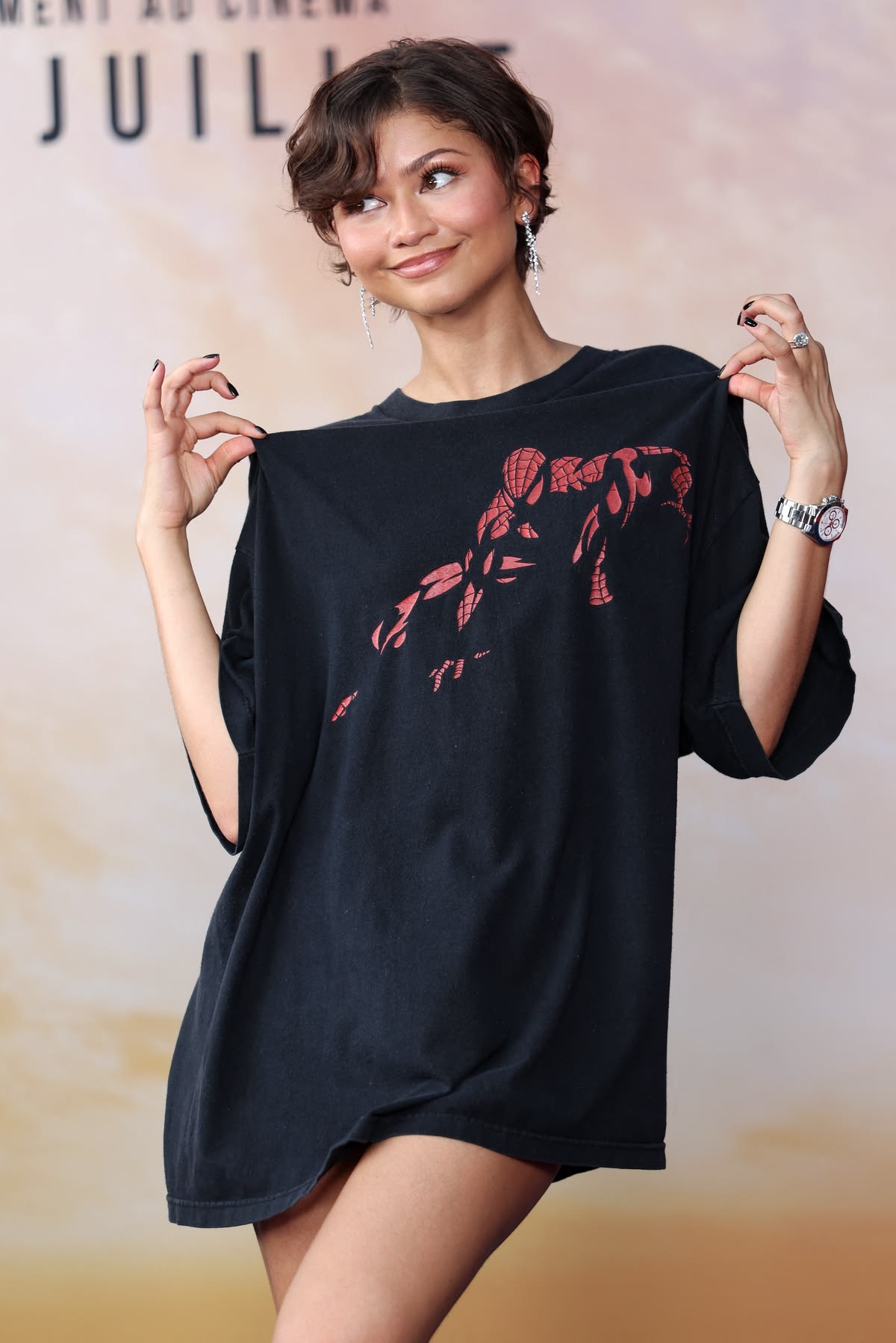 Cómo llevar una camiseta oversize y lograr un look equilibrado