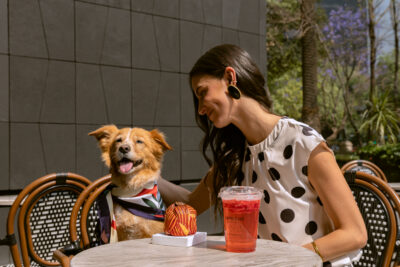 mujer y perro en terraza cafe de Sofitel Mexico City Reforma
