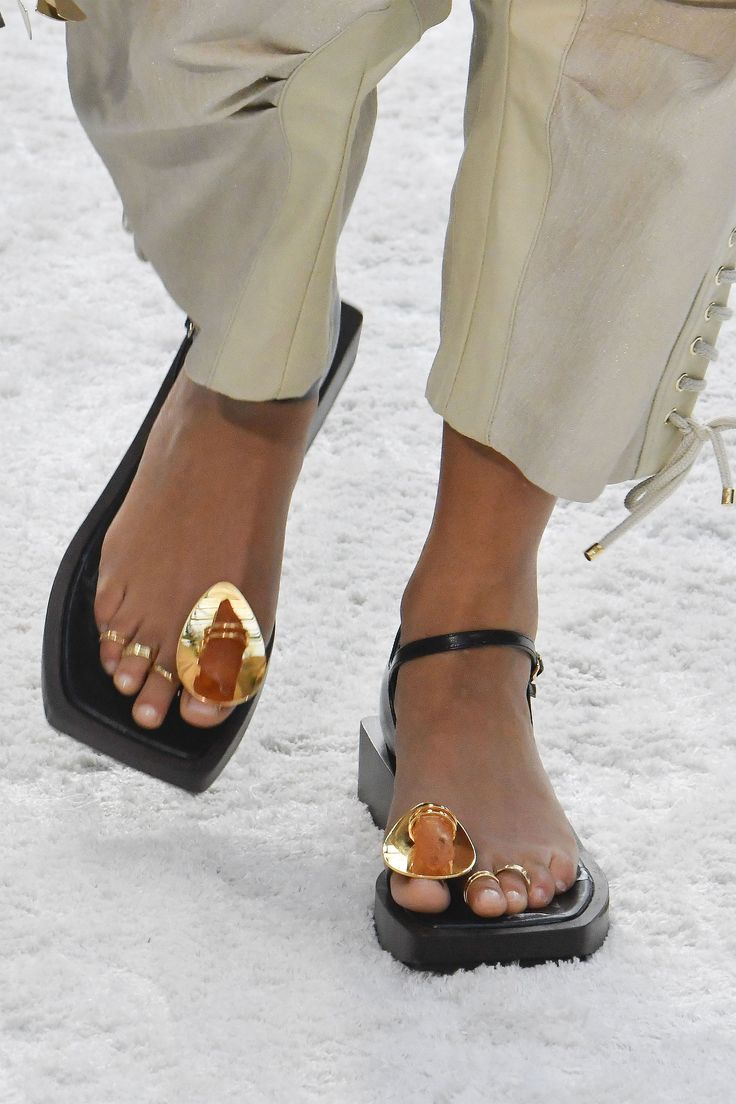 Sandalias de punta cuadrada con aplique dorado