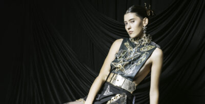 Modelo posando colección Jesus de la Garsa intermoda