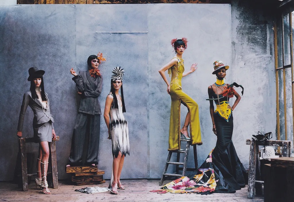 Modelos posando con alta costura vanguardista frente a un muro gris de estudio en una icónica sesión capturada por Peter Lindbergh.