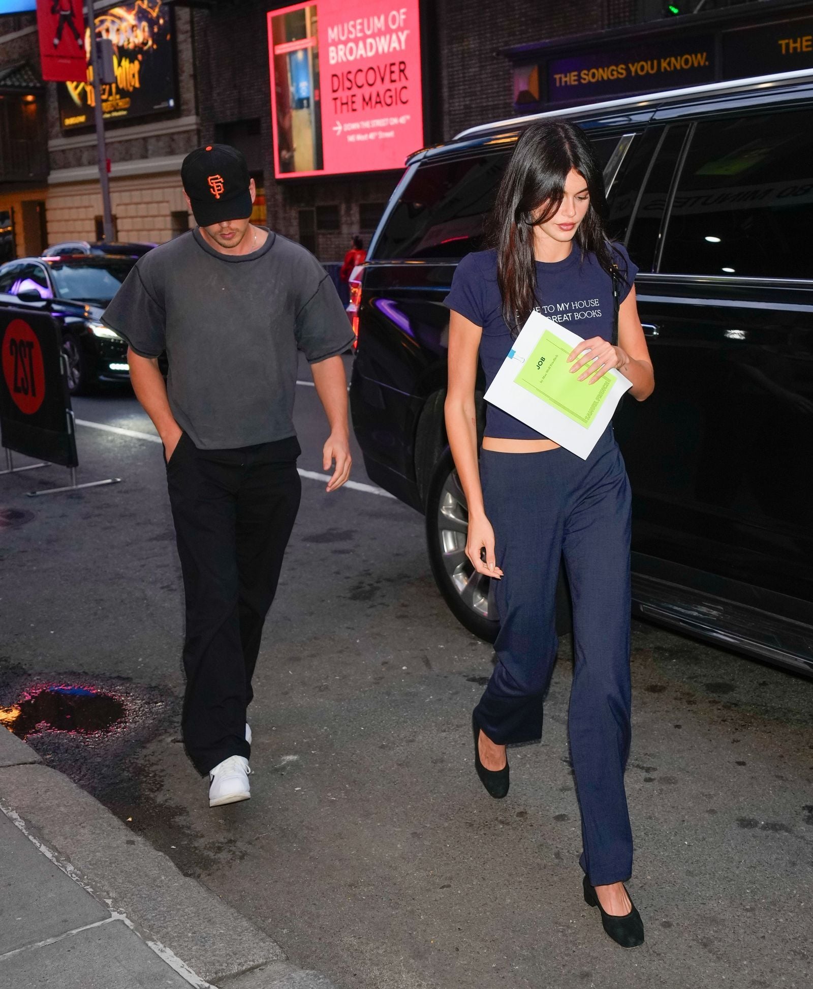 Kaia Gerber con camiseta corta gráfica en la calle.