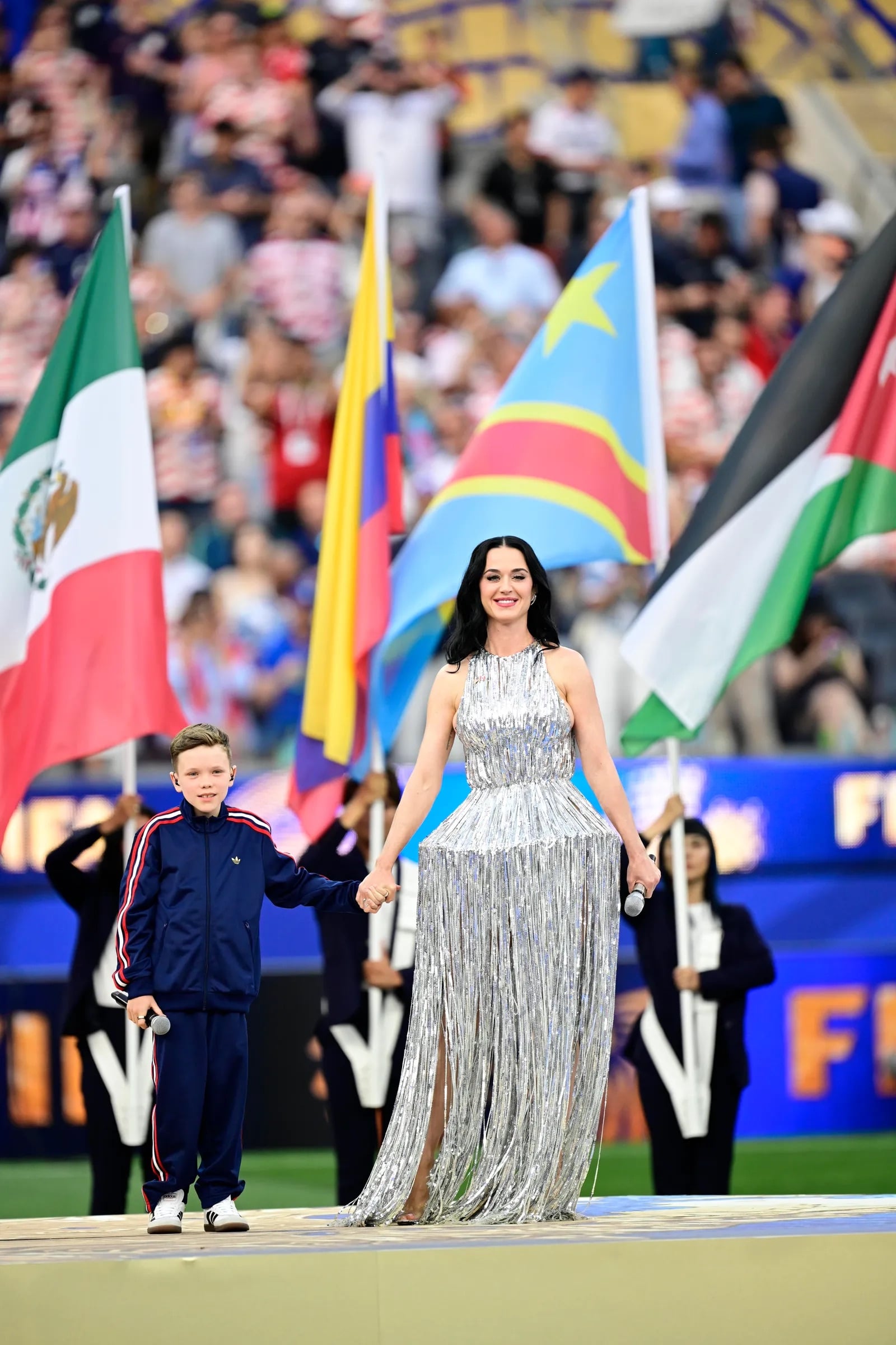 Katy Perry en un evento con un vestido de flecos plateados metalizados que presenta una estructura rígida muy marcada en la cadera