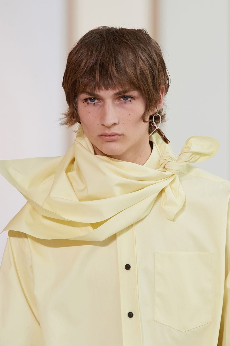Modelo con camisa amarilla de maxi cuello anudado.