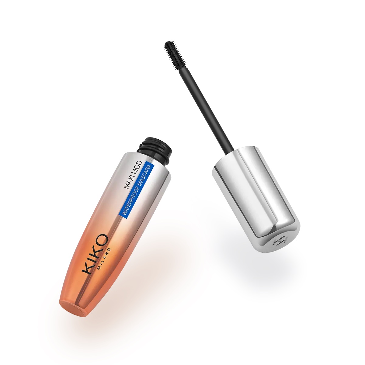 Envase abierto de rímel resistente al agua "Maxi Mod Waterproof Mascara" de Kiko Milano junto a su aplicador con cepillo de precisión