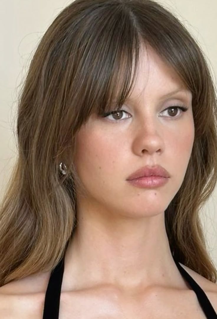 Mia Goth con cejas skinny