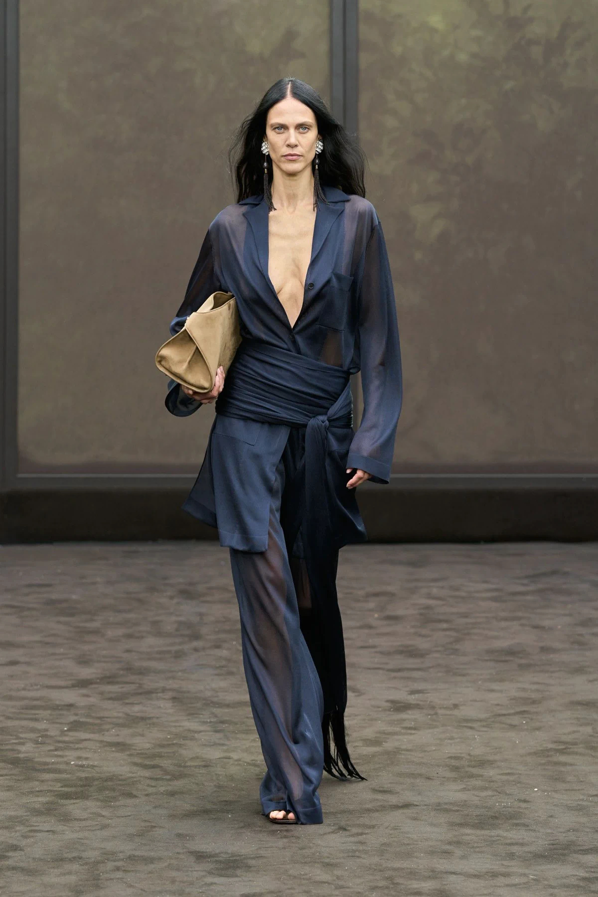 6 looks con pantalones fluidos para verte elegante