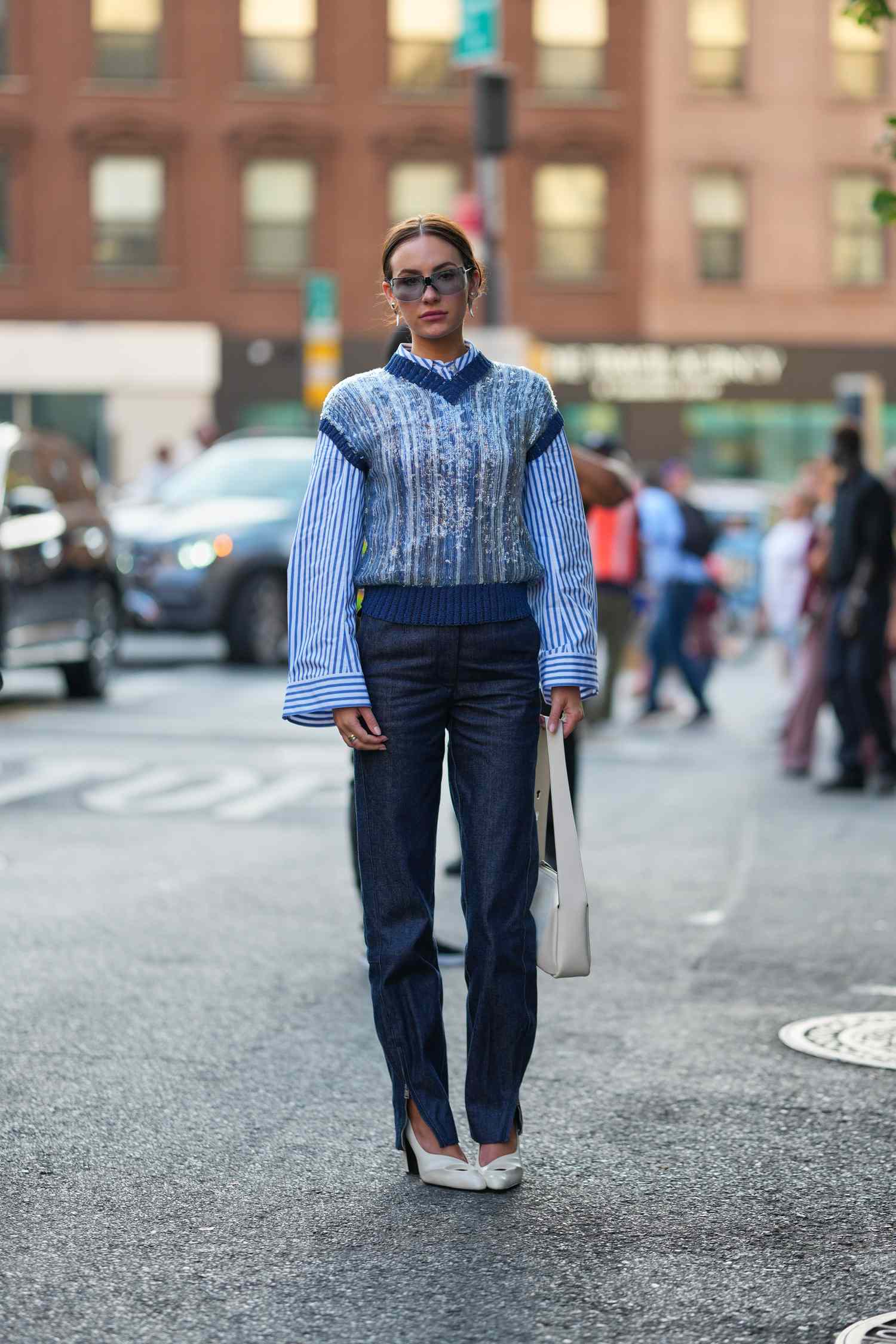 mujer luciendo un look preppy con estilo