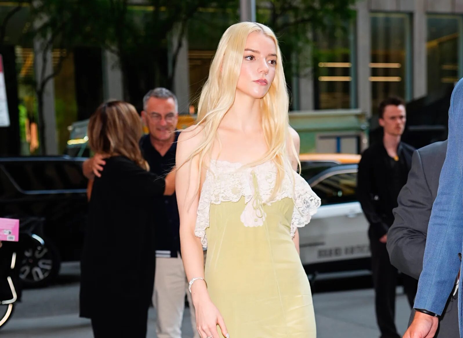 Anya Taylor-Joy con cabello rubio ultra liso y brillante luciendo un vestido claro.
