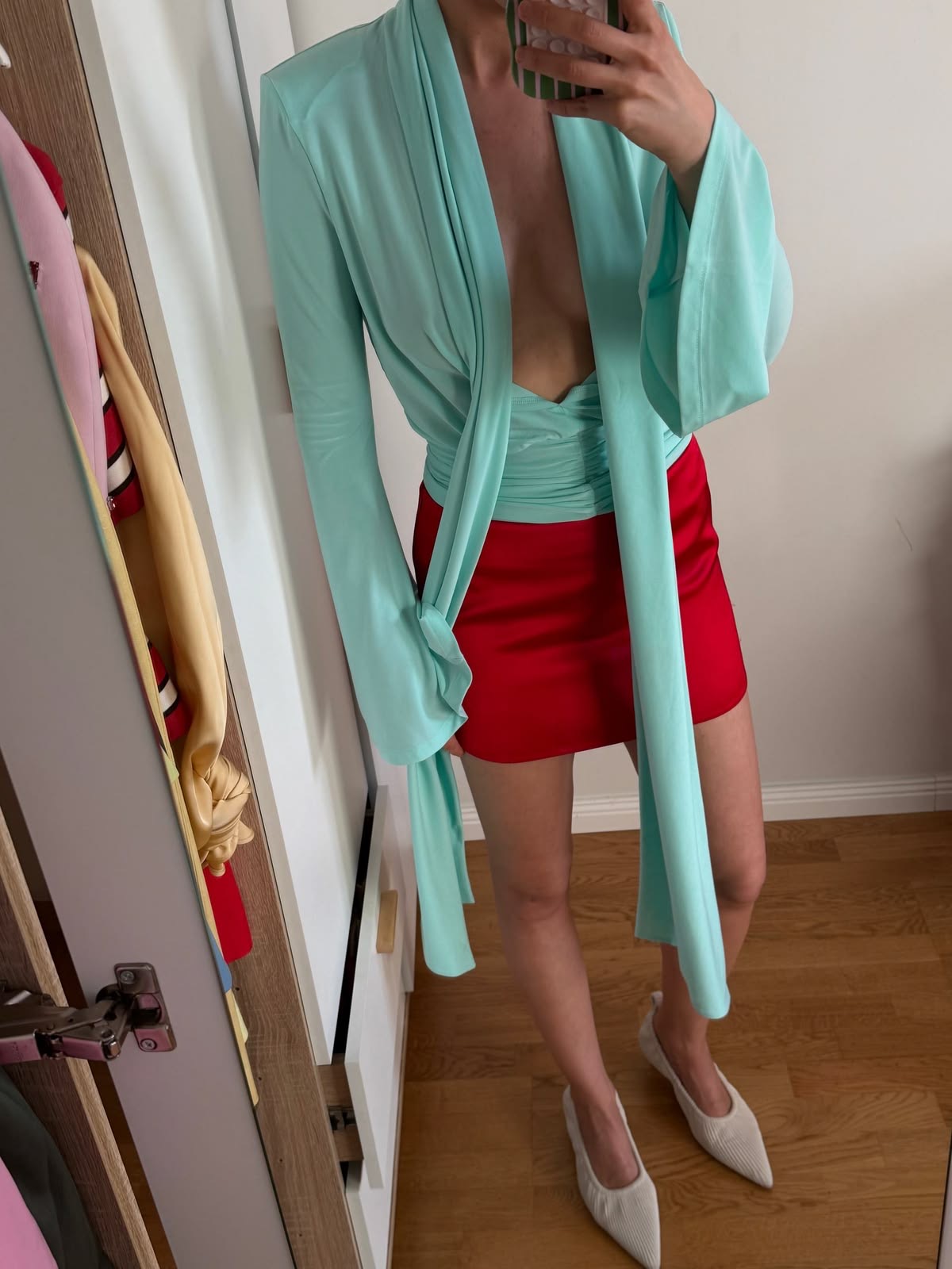 Blusa turquesa en combinación con mini falda roja