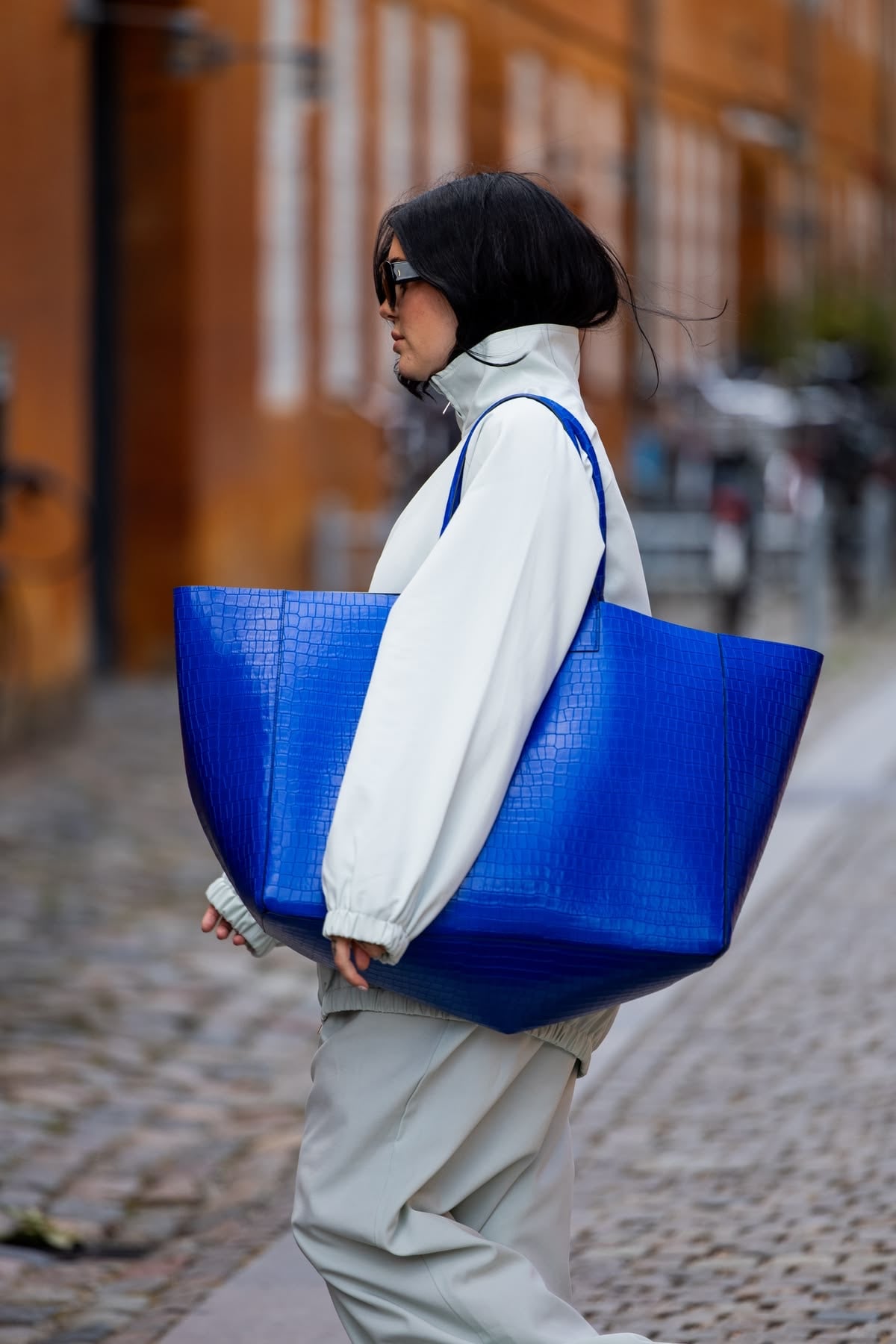 Mujer con bolso azul cobalto