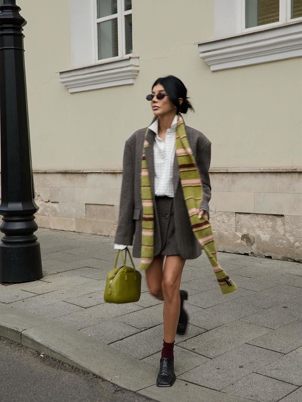 Mujer vestida con calcetas largas y mocasines