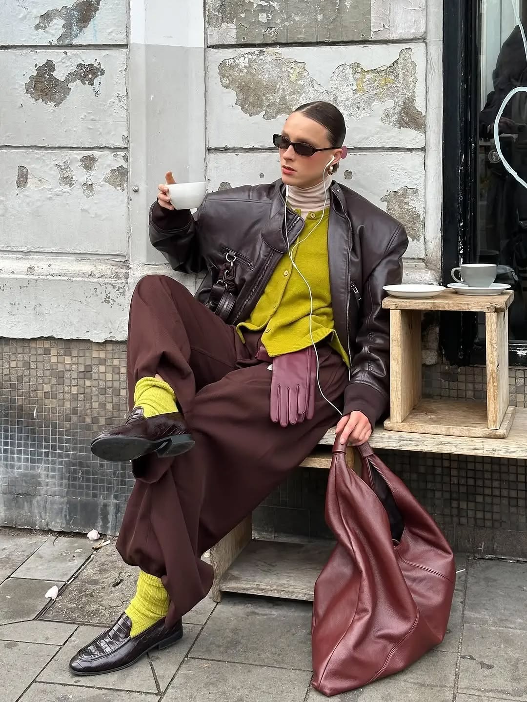 Mujer con lentes de sol y bolso burgundy