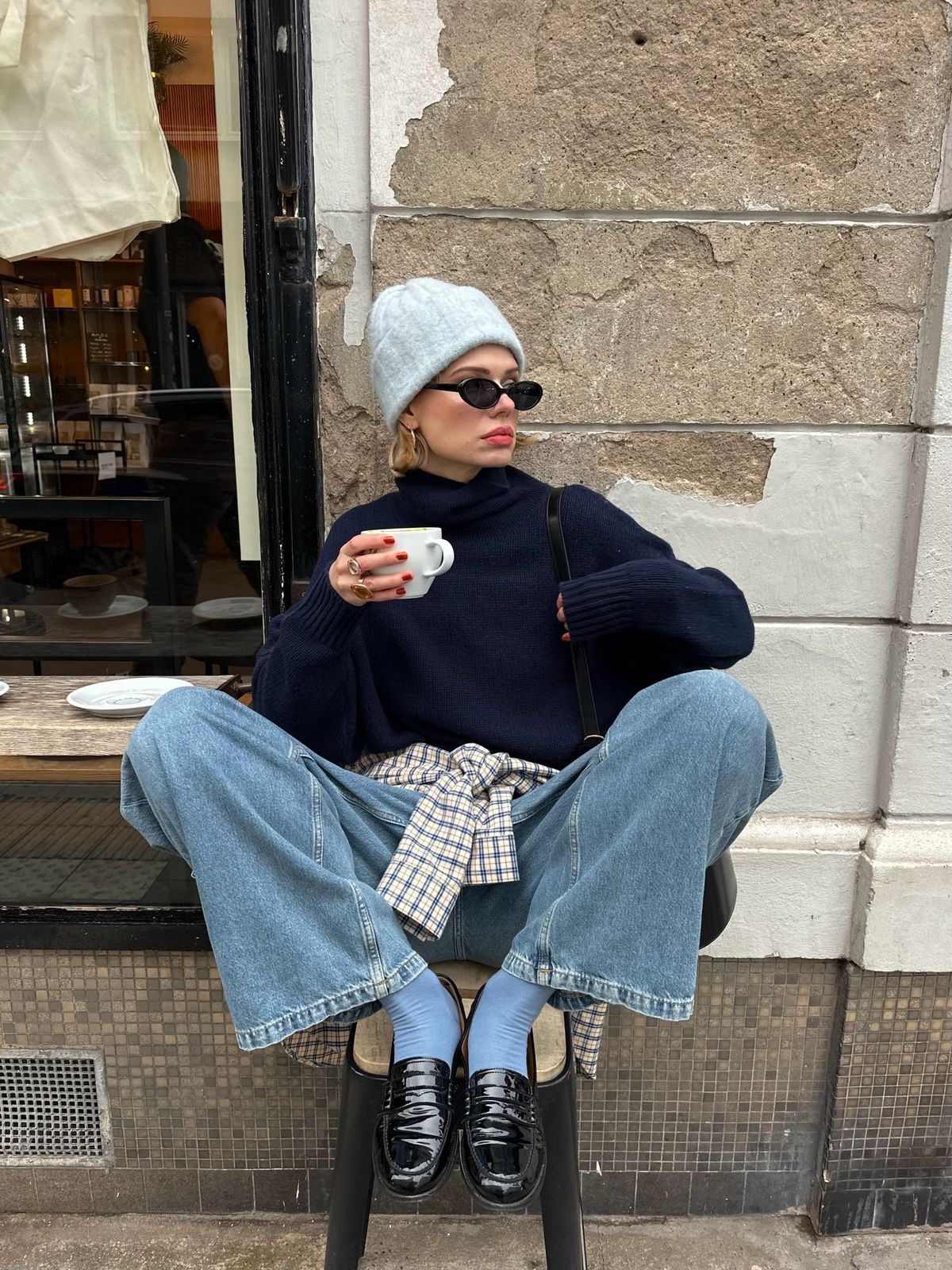 Mujer vestida de color azul con calcetas largas y mocasines