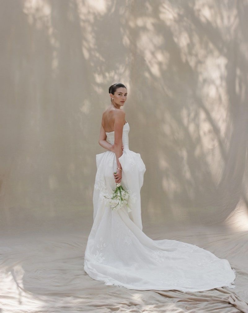 Mujer con vestido de novia