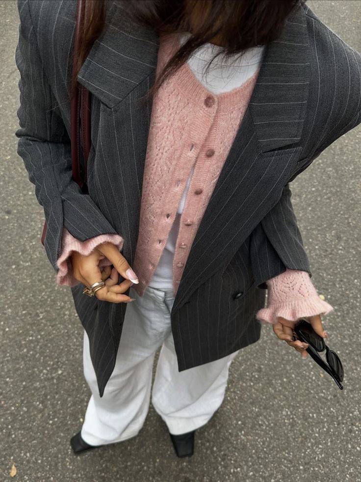 Blazer gris de rayas con suéter rosa