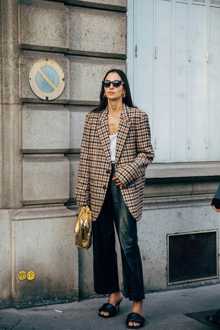 Mujer con blazer de cuadros y pantalón de piel 