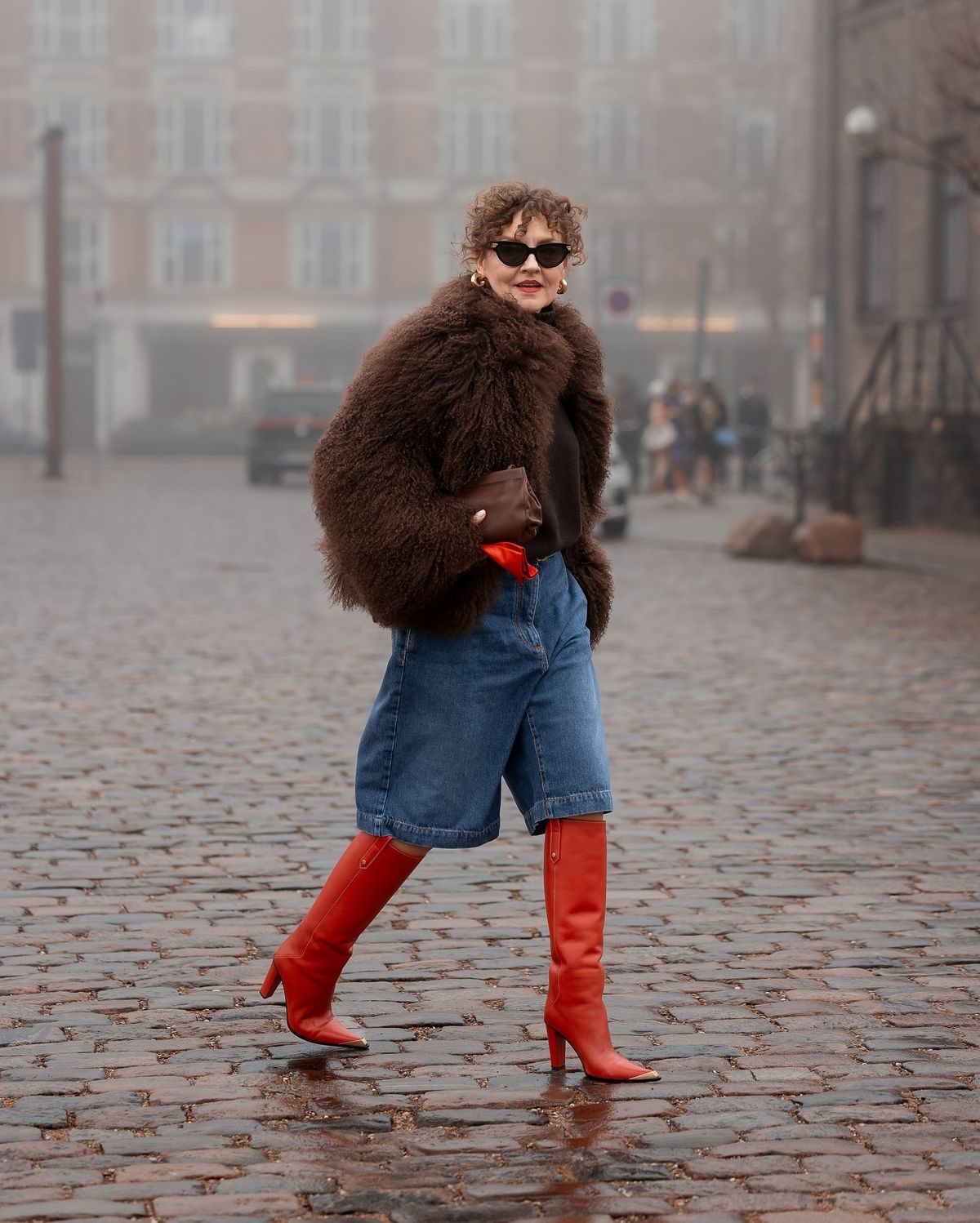 Mujer con botas rojas