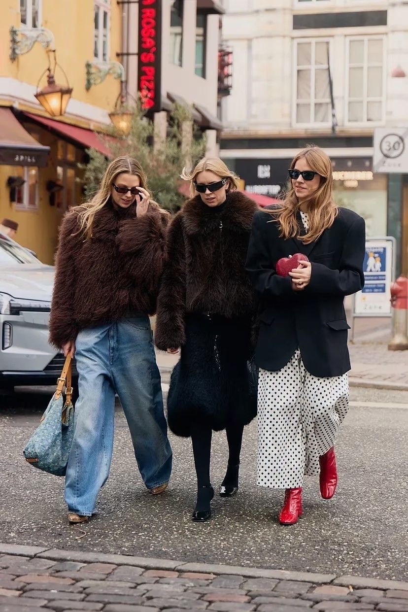 Mujeres caminando con abrigos 