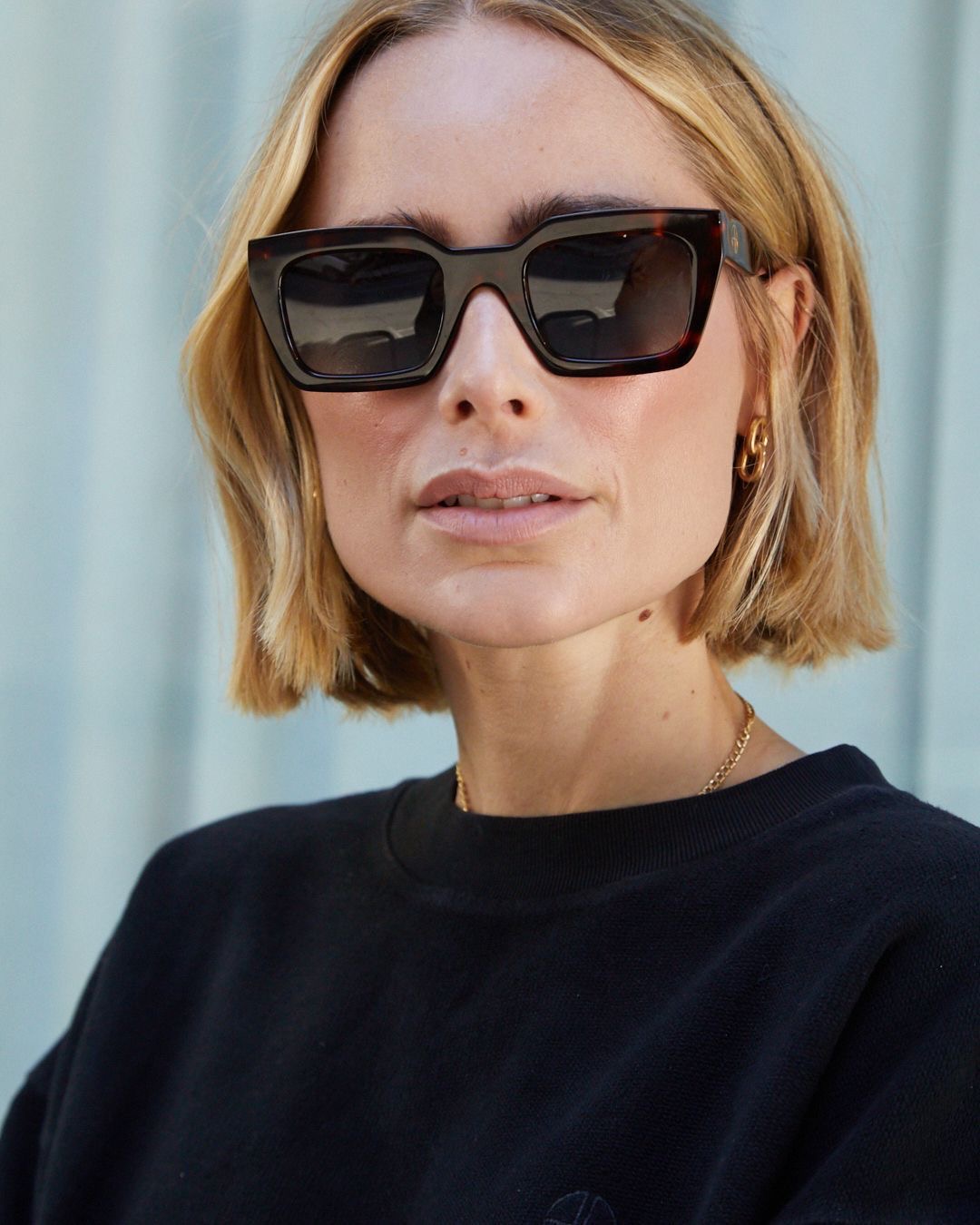 Mujer de cabello rubio con corte Slip bob 