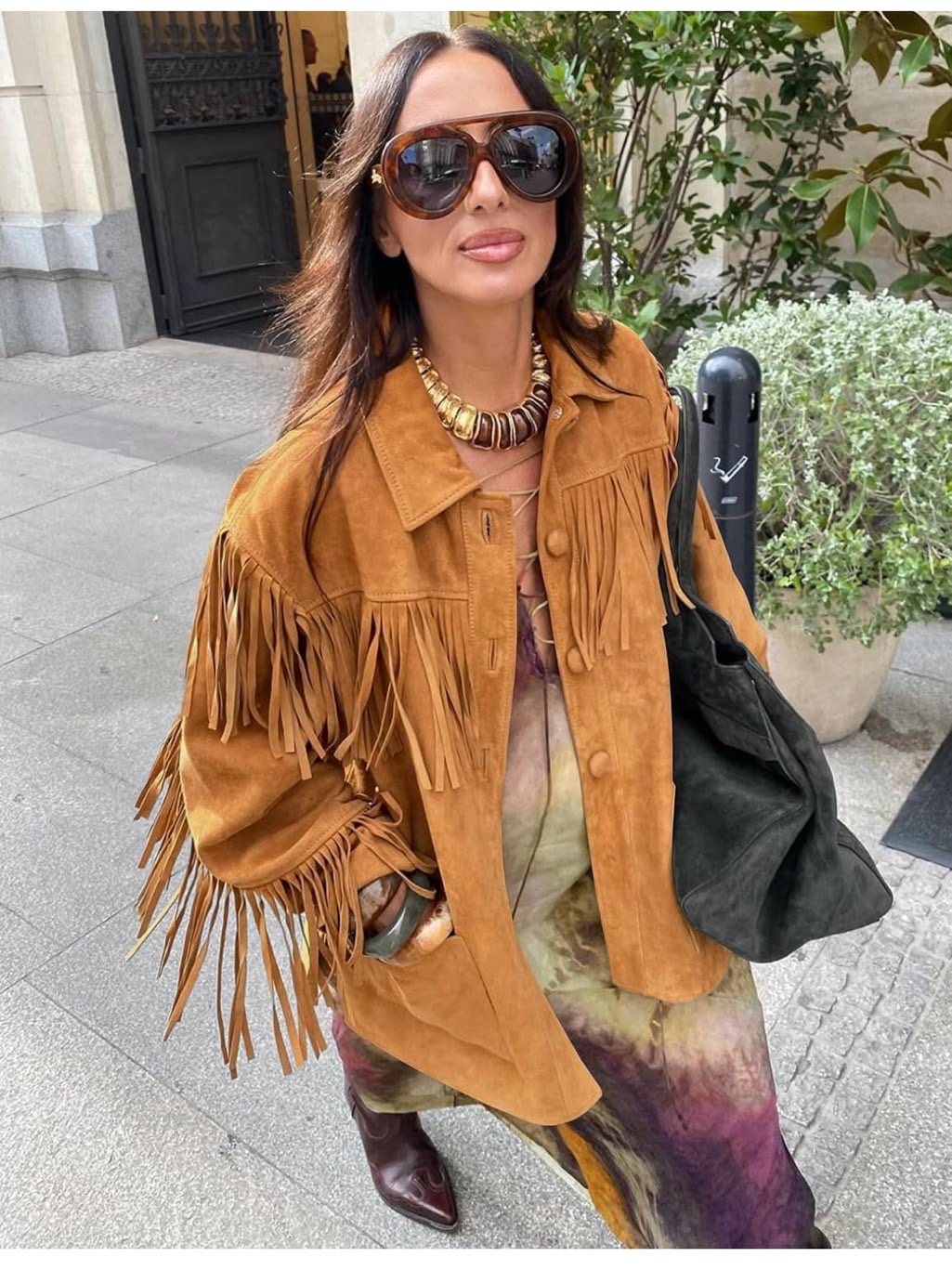 Mujer con chamarra de flecos