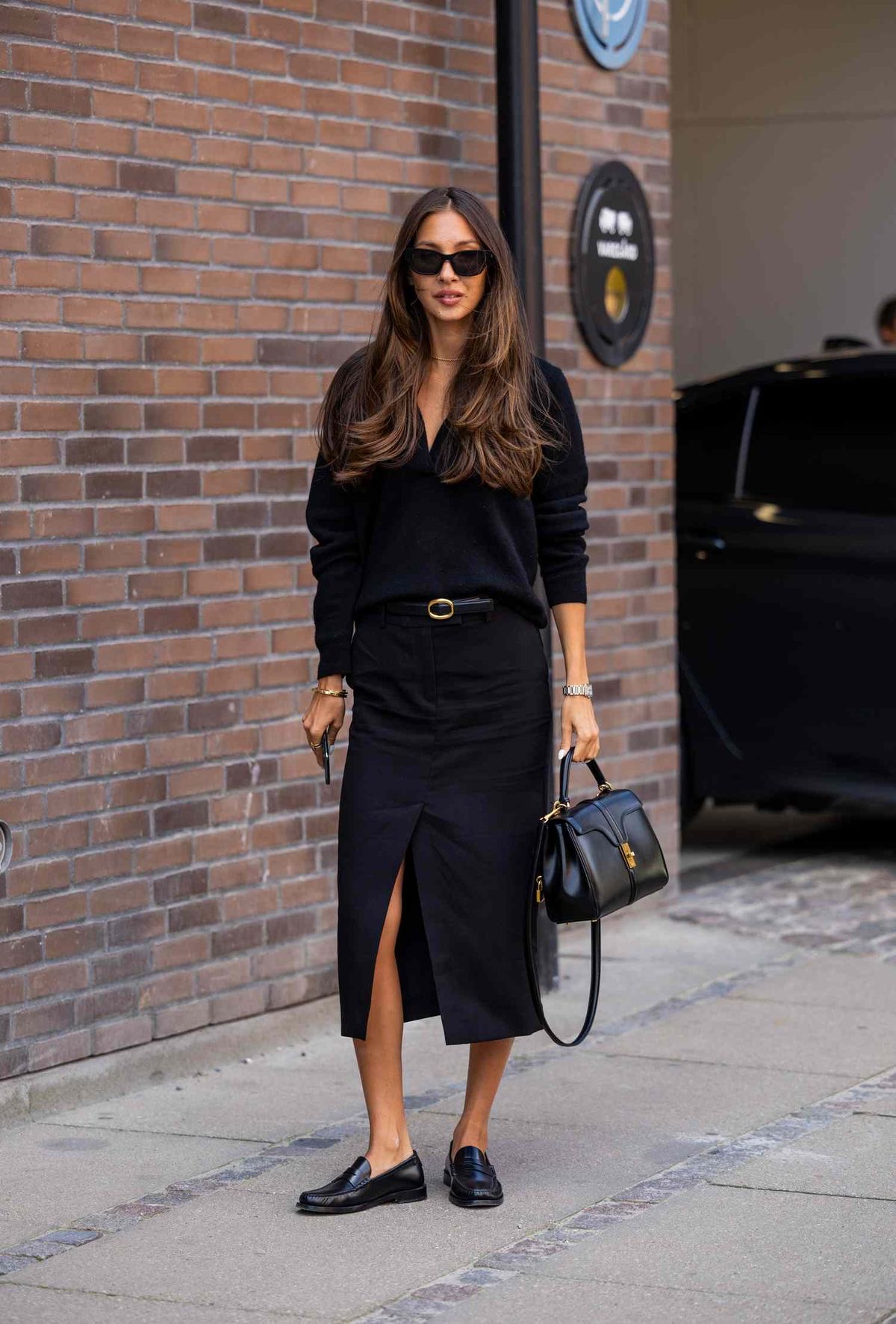 Mujer con mocasines negros