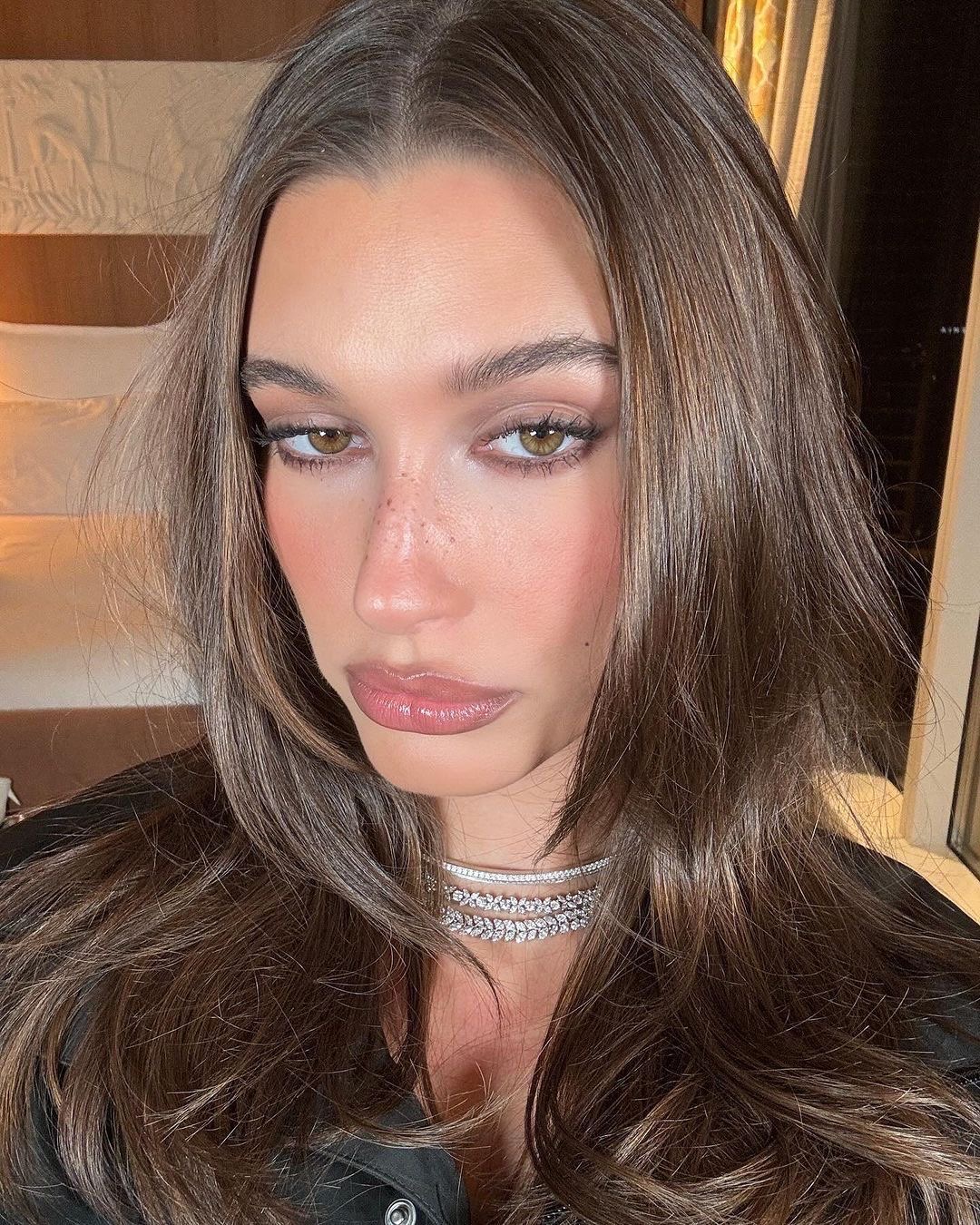 Hailey Bieber beauty look