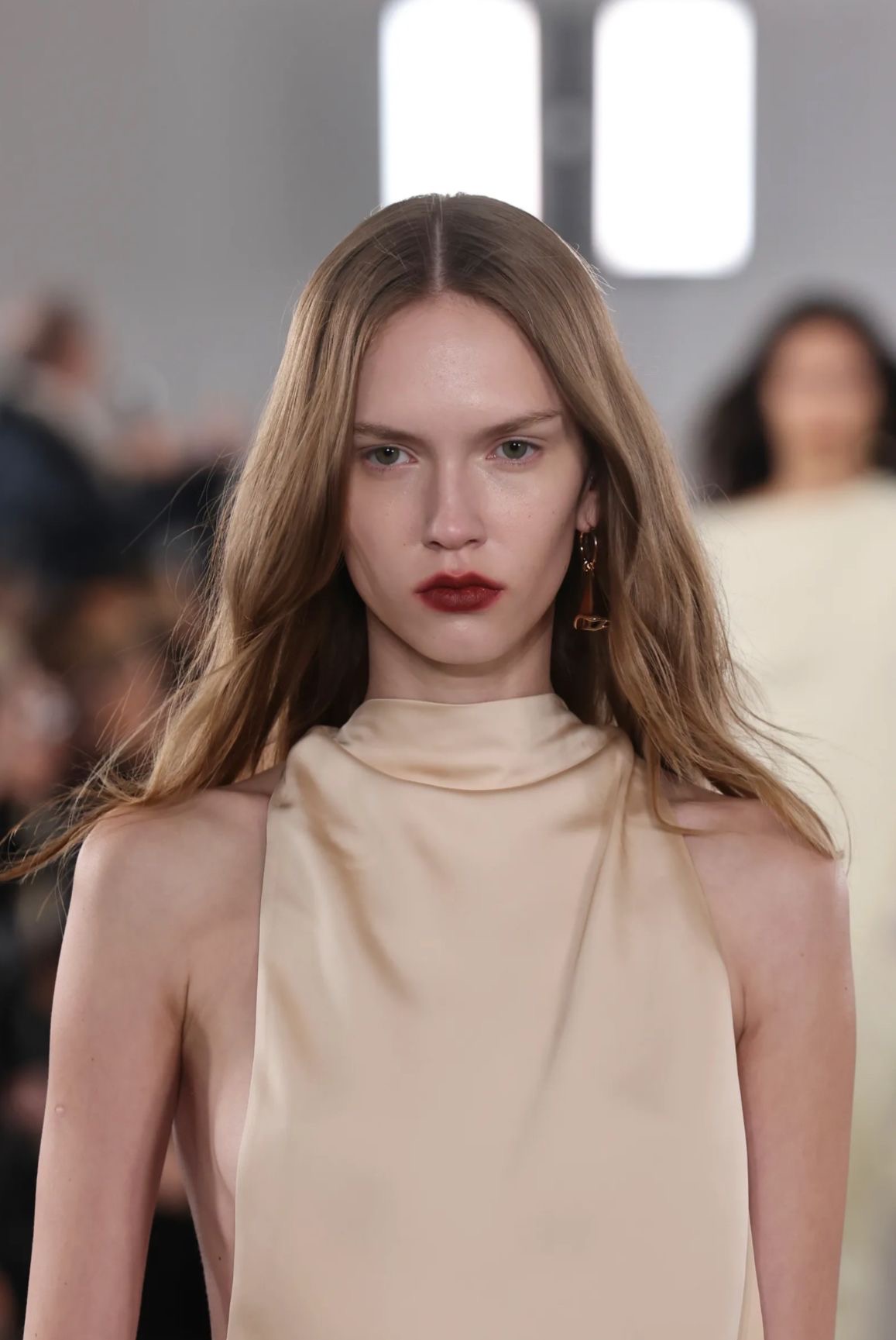 modelo con labios en tono rojo