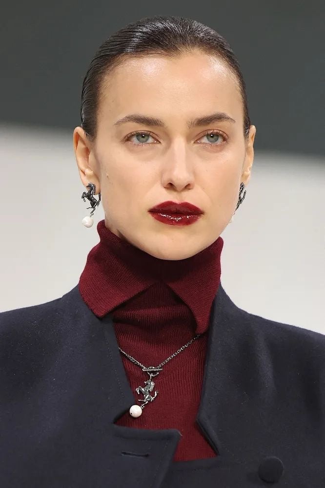 Mujer con labios en tono rojo profundo