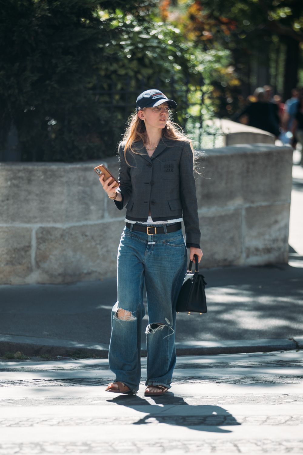Mujer con jeans rotos