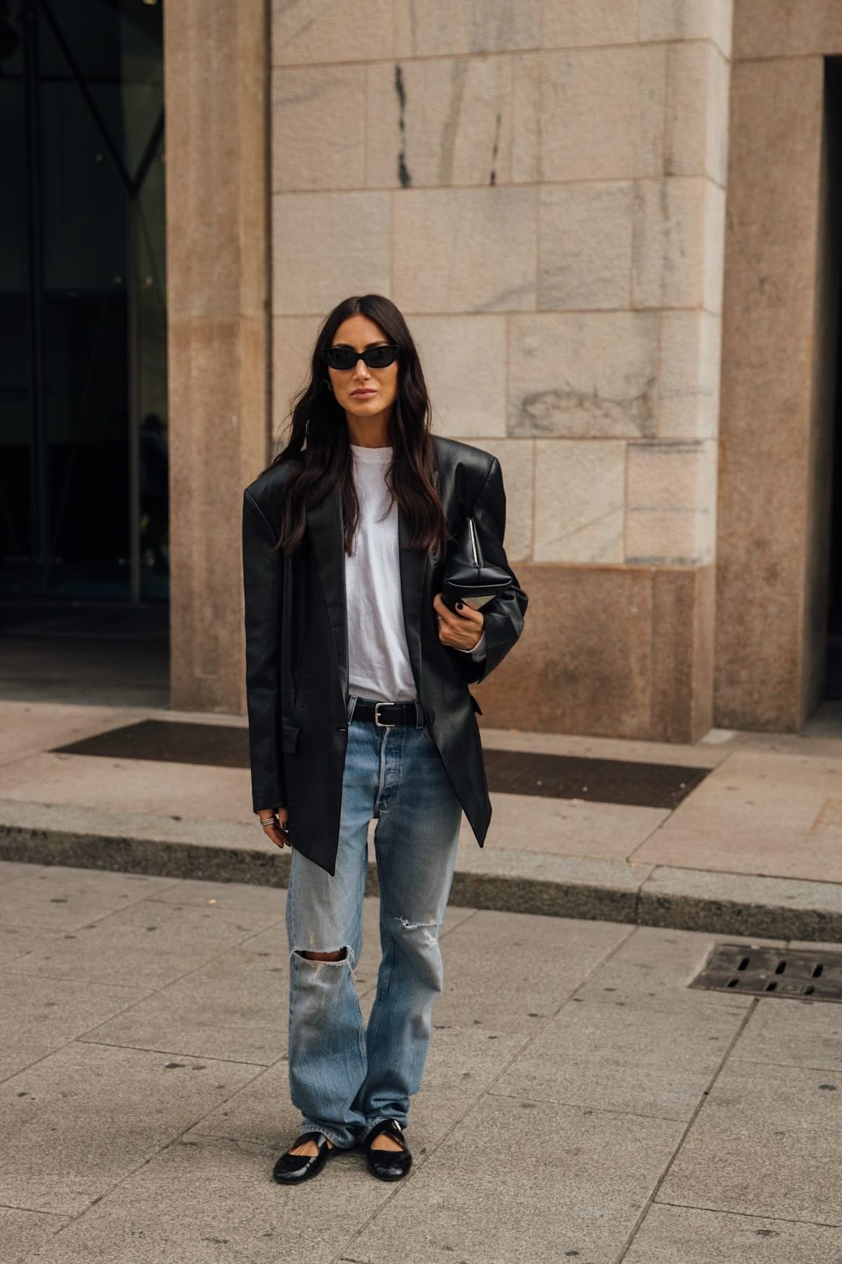 Mujer con jeans rotos otoño invierno 2026