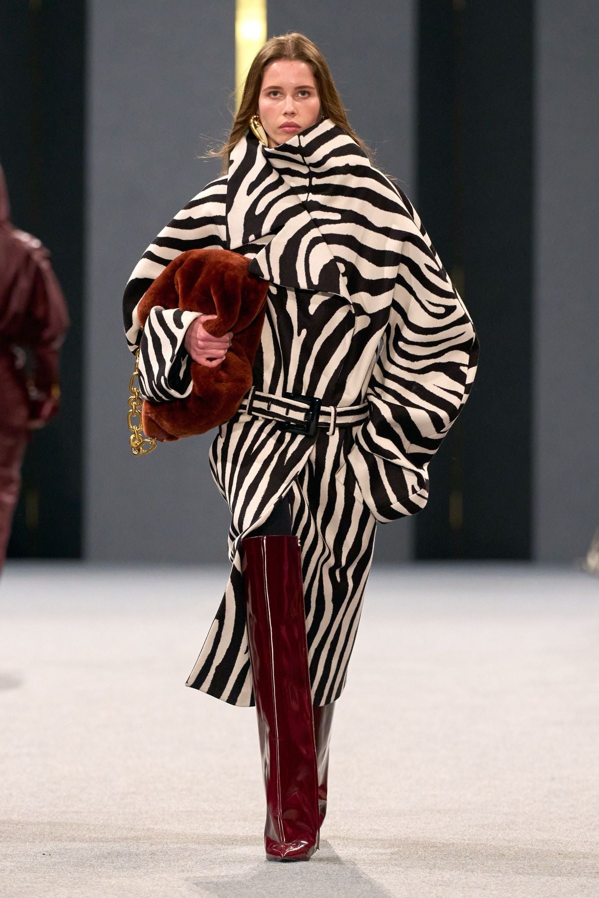 Abrigo de zebra con botas burgundy