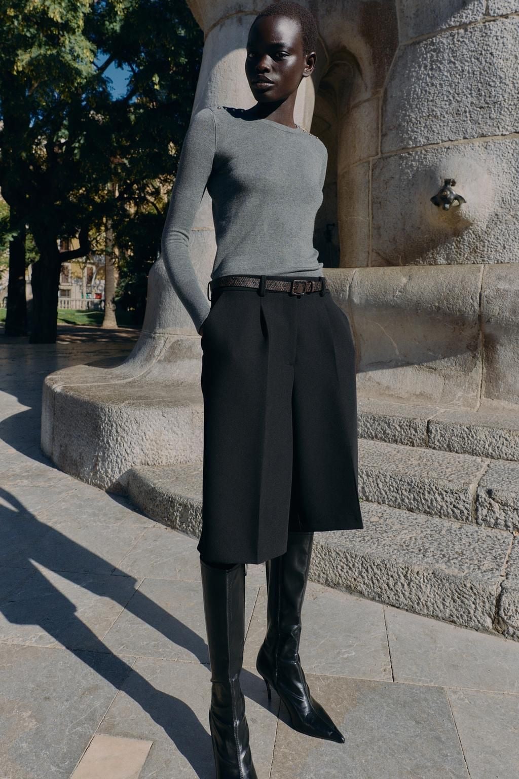 Mujer con bermudas negras tendencias