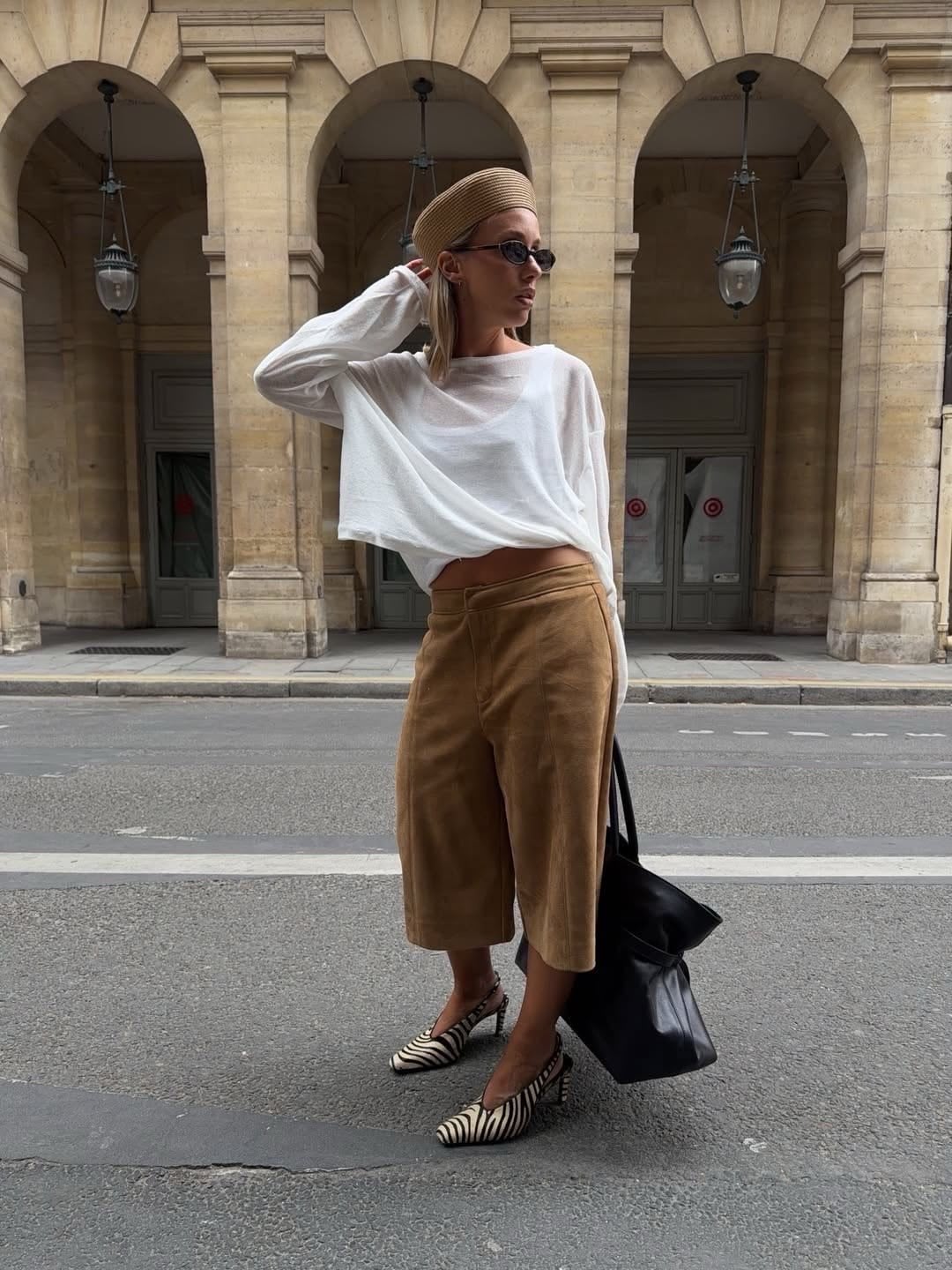 Mujer con bermudas de suede tendencias