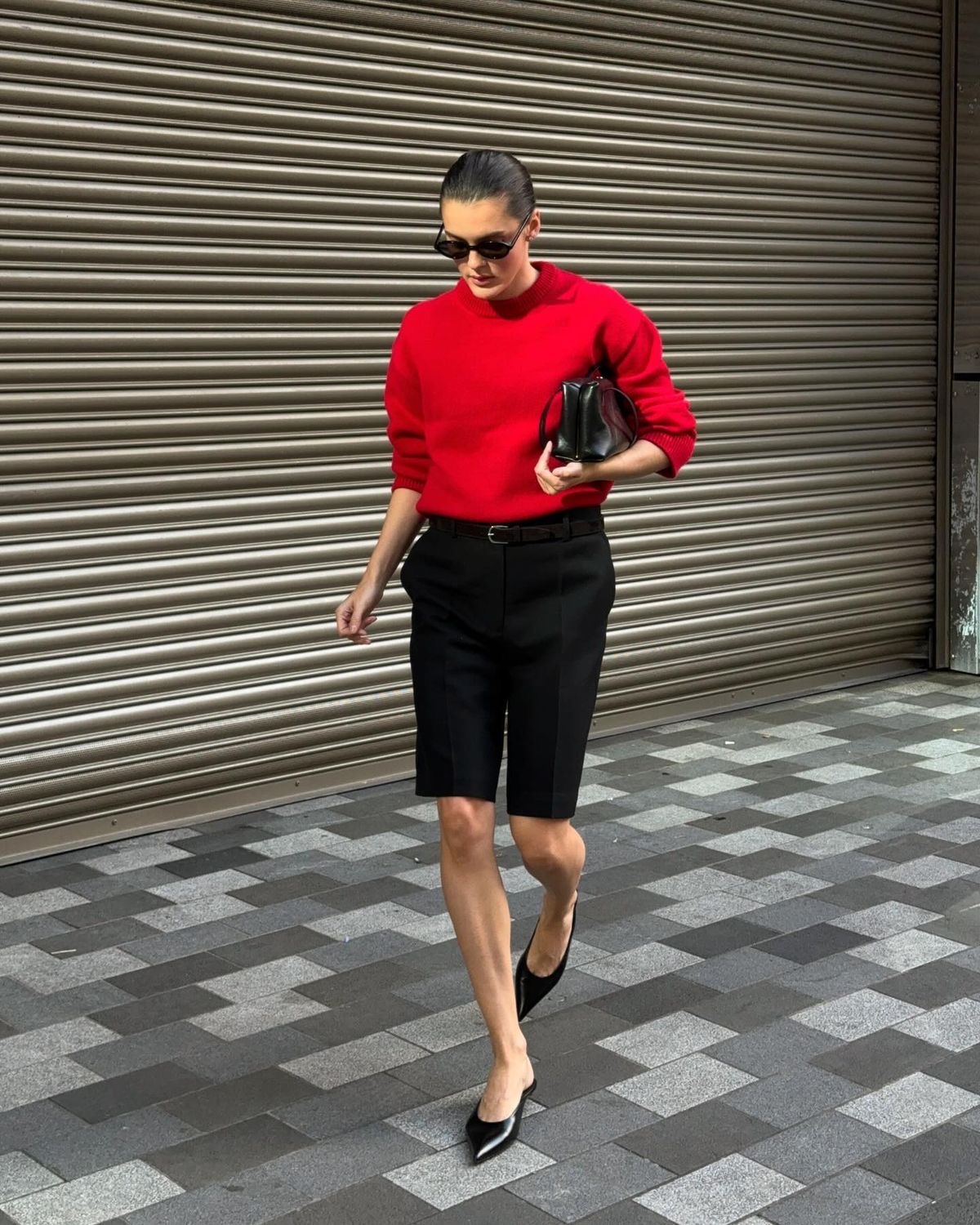 Mujer con bermudas negras tendencias